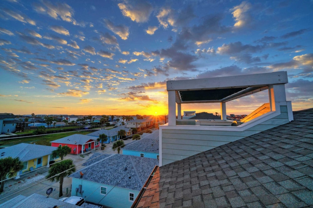 Sleeps 33! 4 Condos, Walk to the Beach, Resort-style Pool, Endless Summer Resort