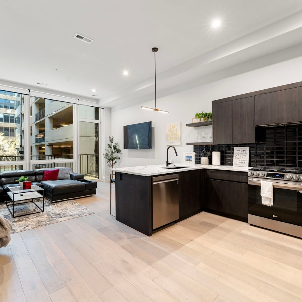 River North Central Home With Balcony