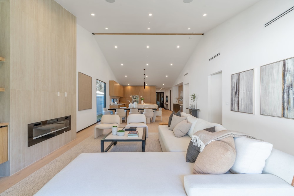 Noble Modern - Urban Sanctuary in Sherman Oaks With Poolside and Patio