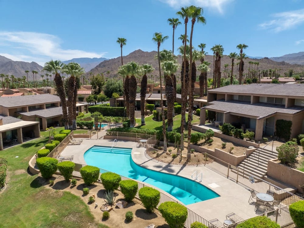 Desert Flower- Ironwood CC Condo Pool Spa
