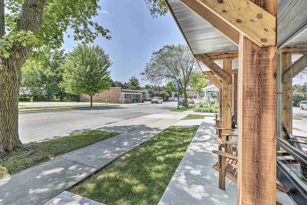 Elkhart Lake Townhome - 20 Mi to Sheboygan!