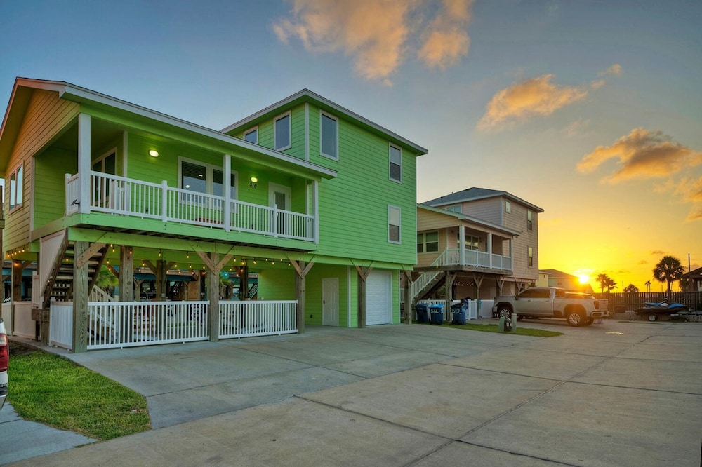 Reel Life Dreams by Avantstay Pool Near Beach