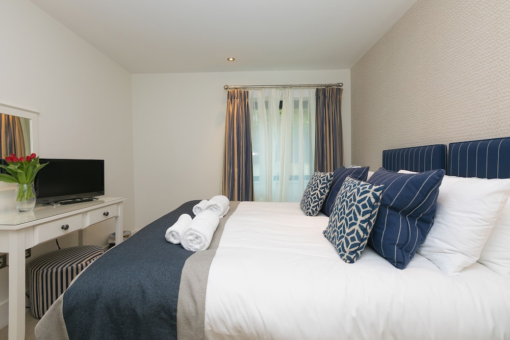Peninsula Apartment 2