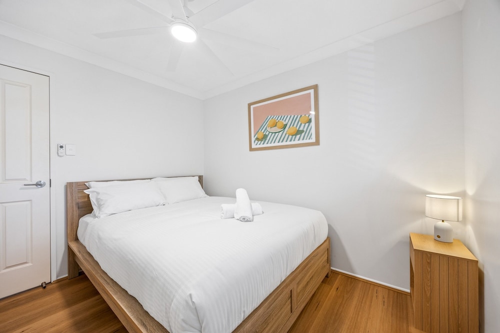 Stylish 4-bed Townhouse With Panoramic Ocean Views