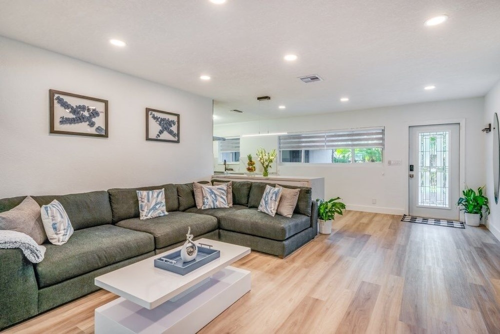 Fox Private Resort- Near Downtown & Beach 8 Bedroom Home