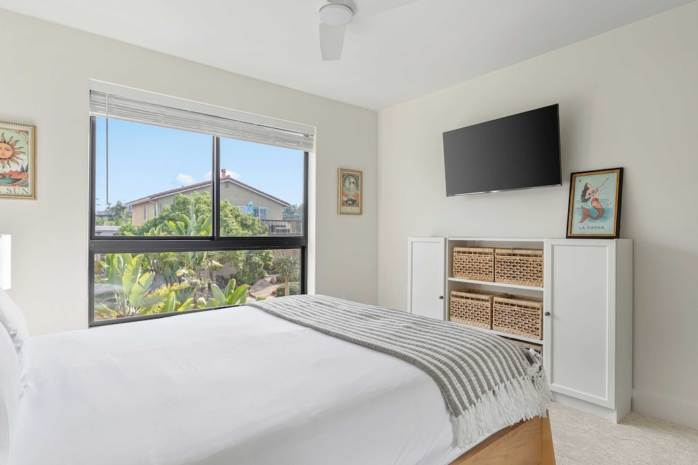 2 Homes in San Clemente by Avantstay Sleeps 26, Steps From Sunset Cliffs, Ocean Beach & Dining
