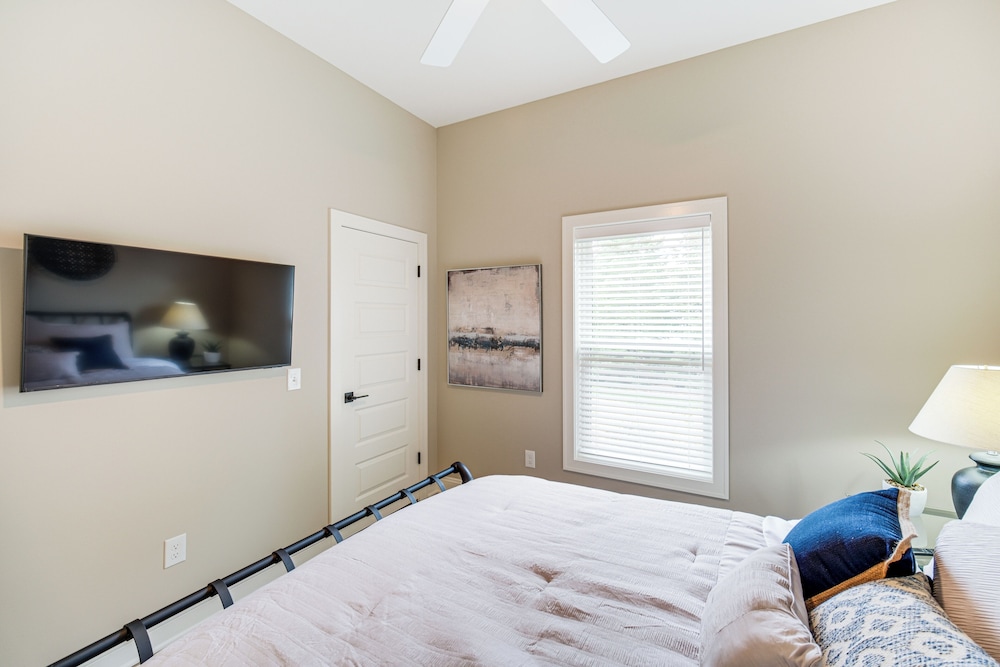 Walk to Lake Erie: Sleek Retreat w/ Screened Patio
