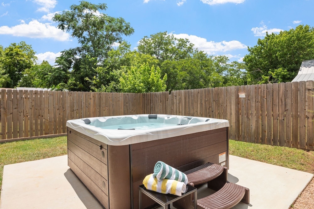 Zander Haus 3 Bedroom Home by RedAwning