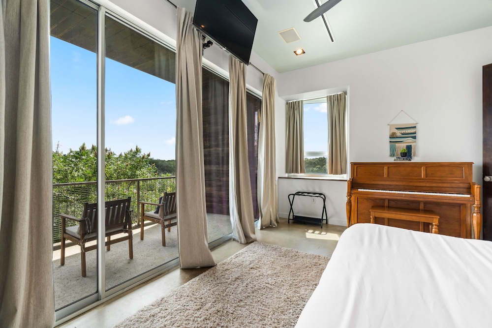 Luxury 7BR Hill Country Gem With Barndominium