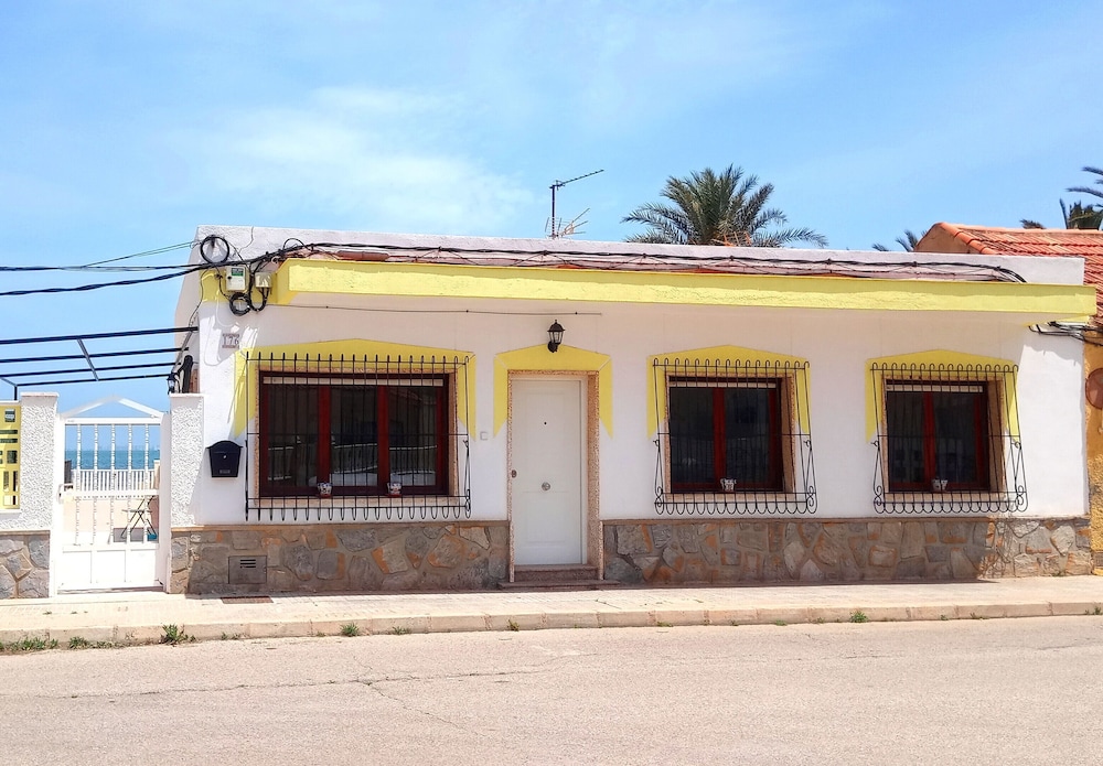 Beachfront House,sea Views Near Historic Cartagena