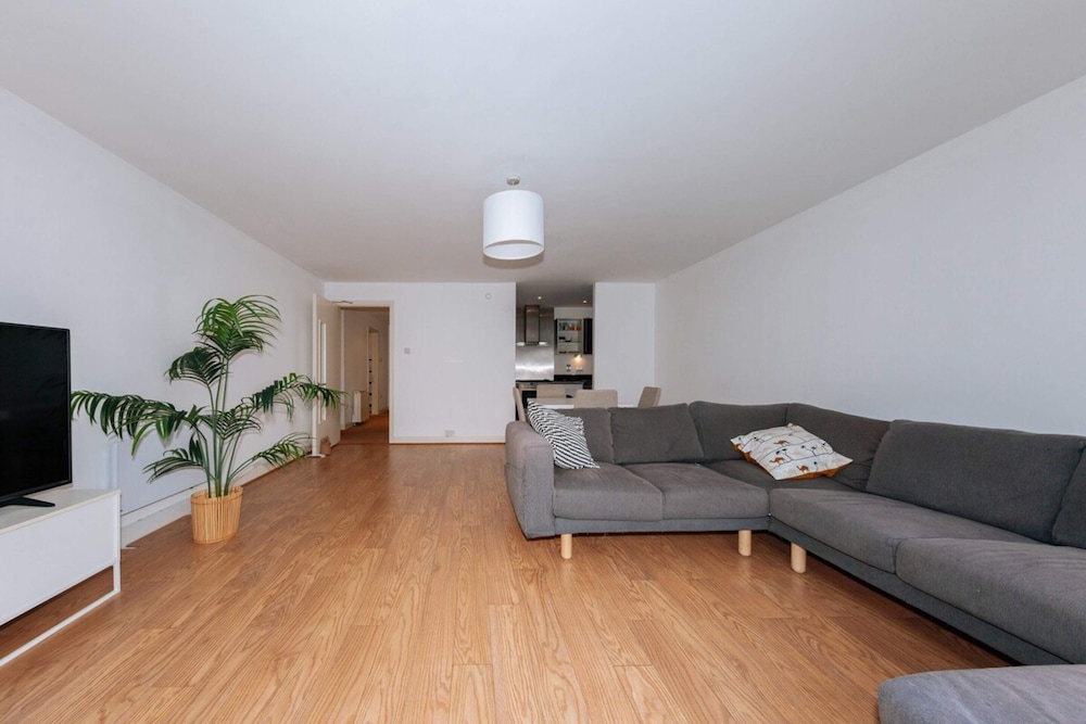 Contemporary 2BD Flat by the Grand Canal - Dublin!