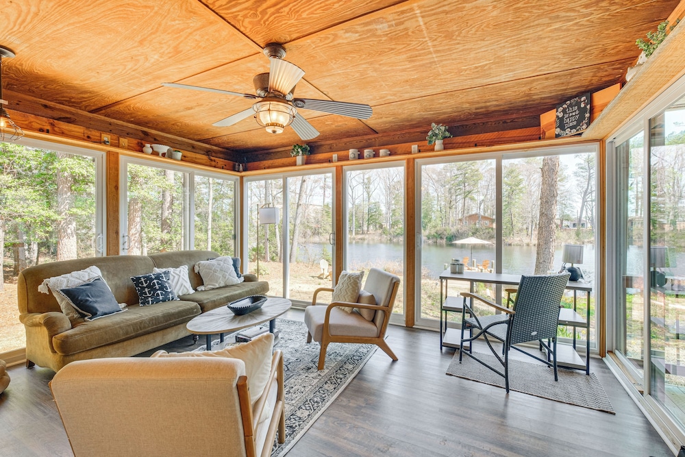 Dock, Sunrooms & Fire Pits: Deltaville Home!