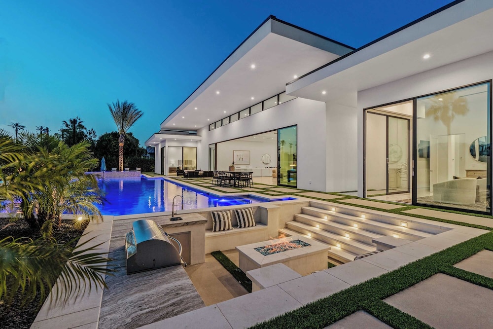 Indio Stay w/ Exclusive Amenities Pool, Hot Tub, Spa, Firepit Bravo Villa #16 by Avantstay