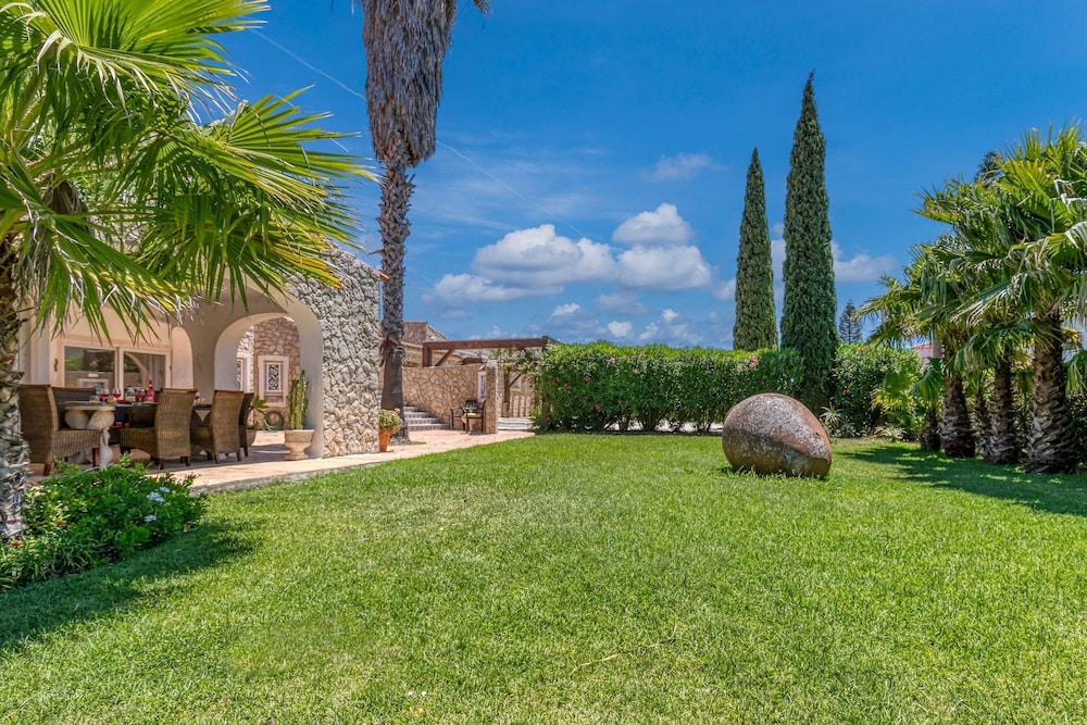 Golfinhos Magnificent Spacious 5 Bedroom Villa