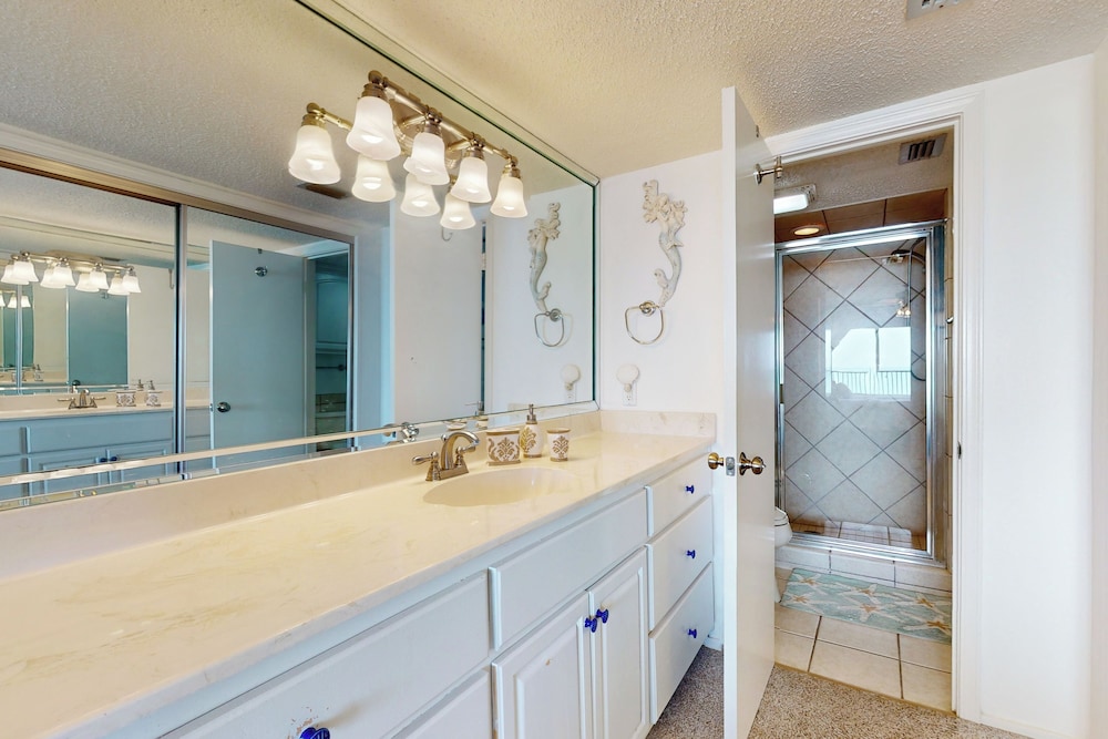 Beautifully Furnished Condo w/ Breathtaking Views