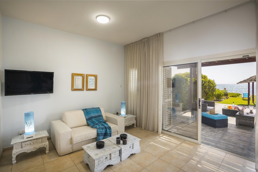Beachfront Villa Meneou 5
