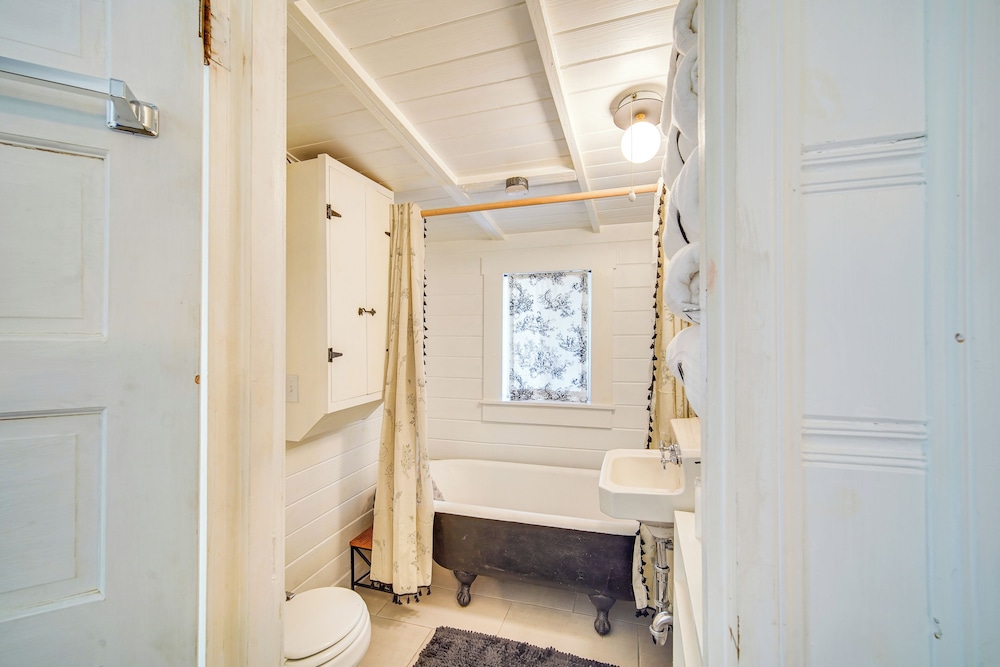 Crestline Vacation Rental, Close to Hiking Trails!