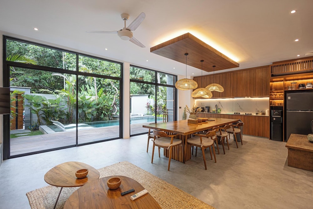 Exquisite 5BR Modern Villa 400m From the Ocean