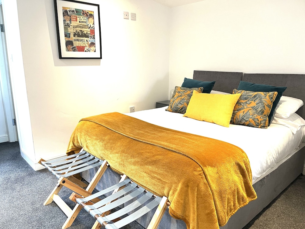 Duplex Barge Cinema Room 6 Ensuite Double-triple Bedrooms Great Social Spaces view 4