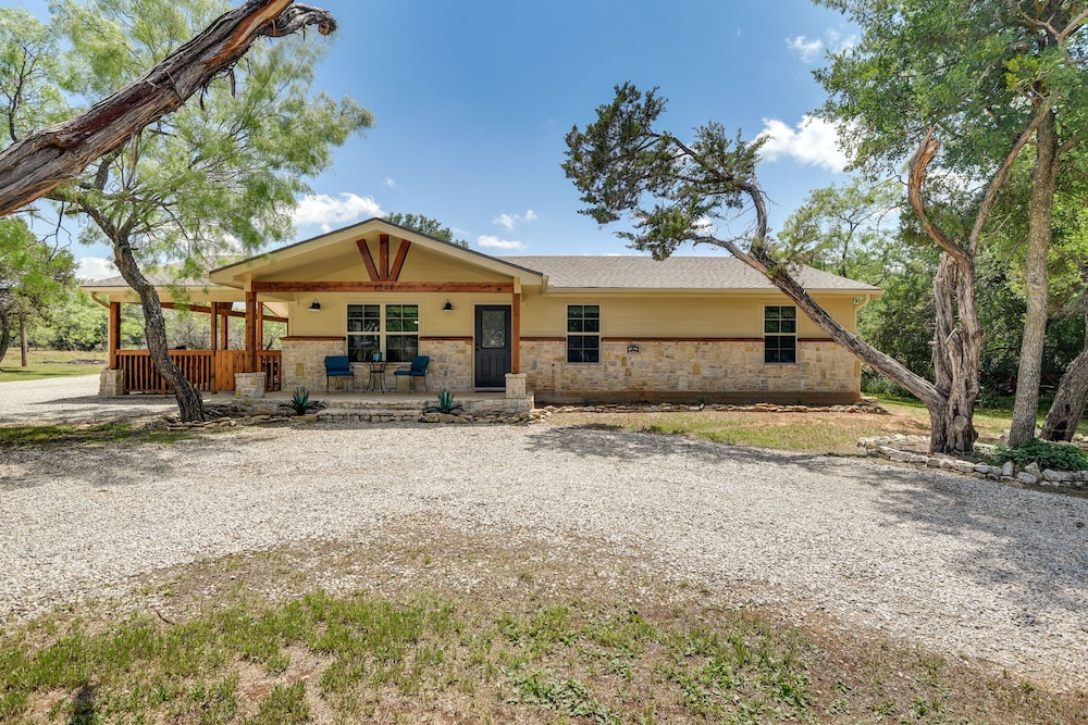 Pet-friendly Texas Home w/ Furnished Patio & Grill view 3