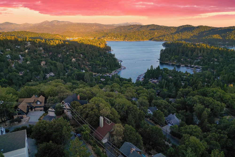 Mins to the Lake, Arcade/playroom, Panoramic Deck Views Nadelhorn by Avantstay view 4