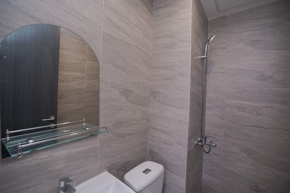 Good and Cozy 2BR at Collins Boulevard Apartment
