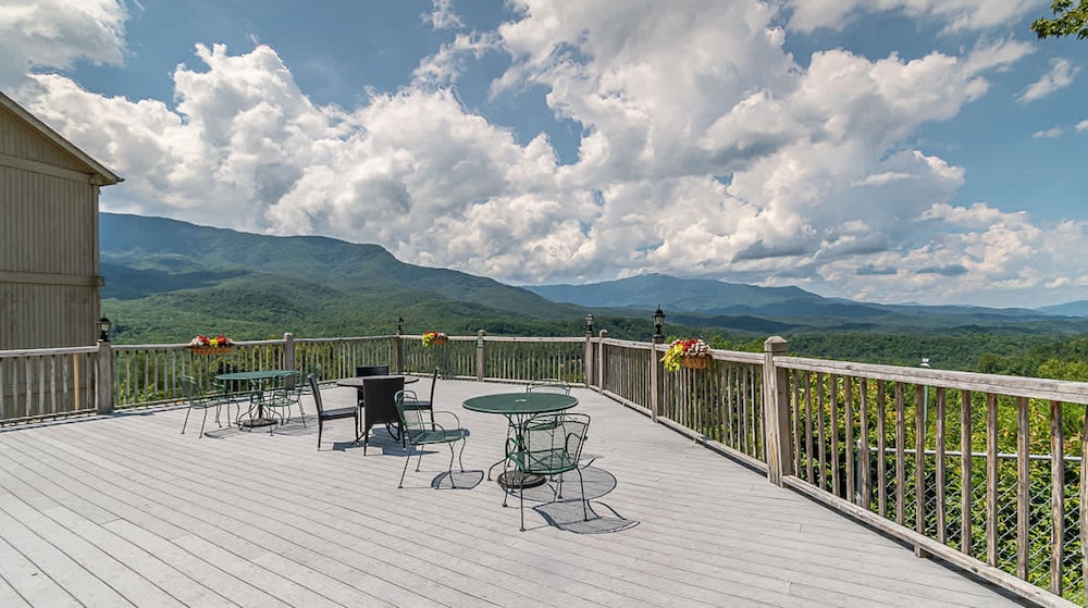 Gatlinburg Condo King Bed Pool Mountain Views