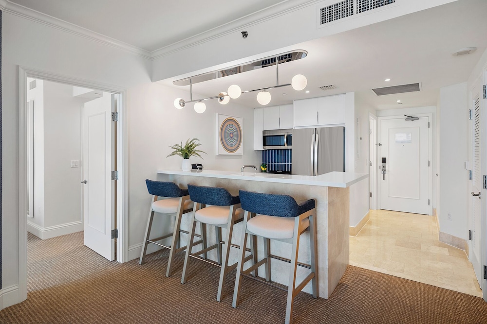 Luxury Vacation Rentals at Fontainebleau Miami Beach by LRMB