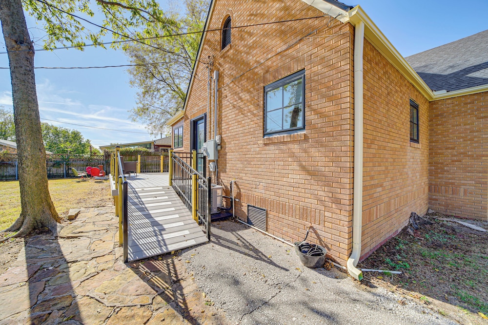 < 9 Mi to Dtwn Tulsa: Lovely Home w/ Yard & Deck!