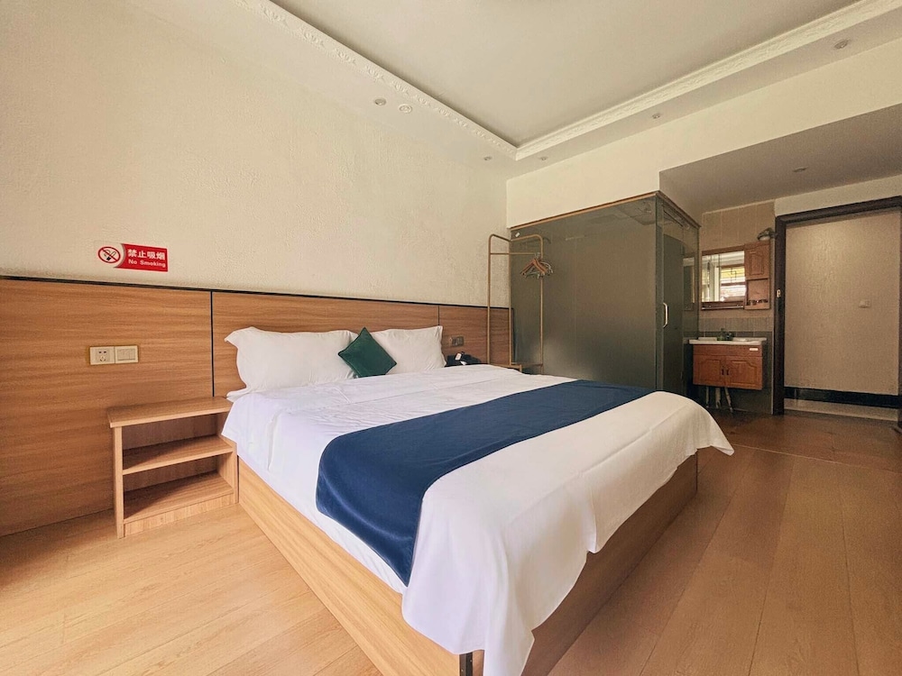Fenghuang Oldtown Fuyuan Riverside Hotel