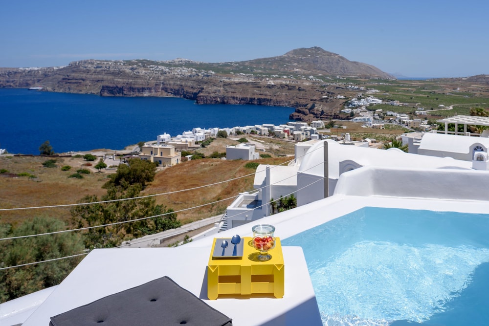 Earino Suites & Villas