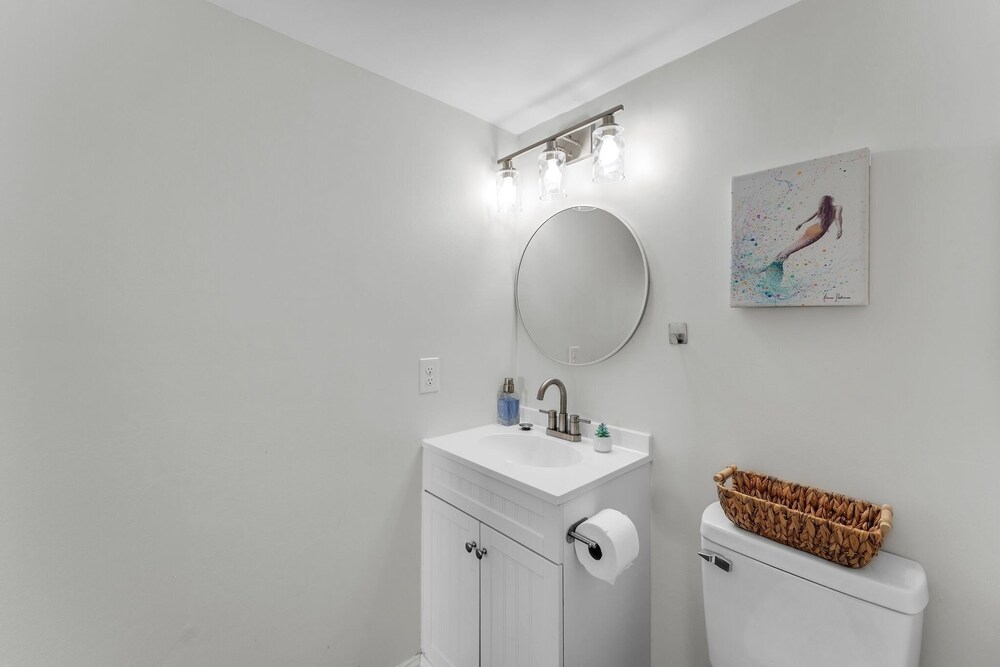 Oceanfront Gem Pool, Balcony, Modern Touch 3 Bedroom Condo