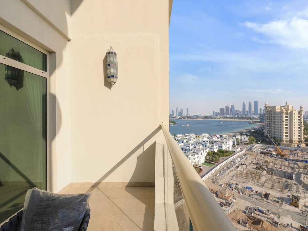Short-stay at Al Haseer - 4 Beds Palm Holiday Apt