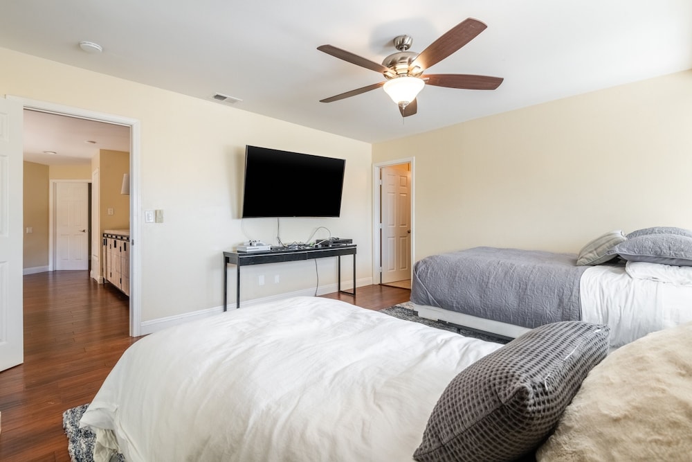 San Diego Vacations - Luxury San Diego House: Beach, Pool Pet-friendly by Redawning - Property Image 25