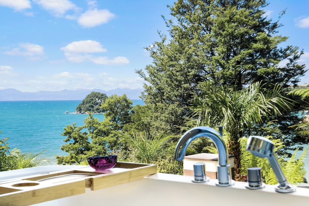 Jacuzzi Suite - Ocean Views & Beach