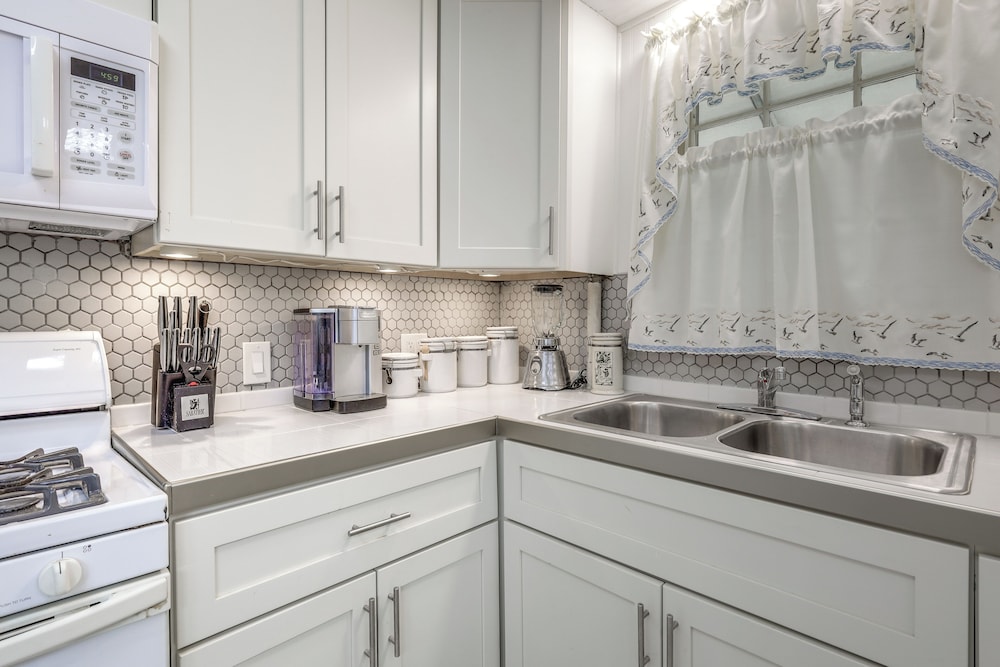 Cozy Cape Cod Cottage < 2 Mi to Beach!