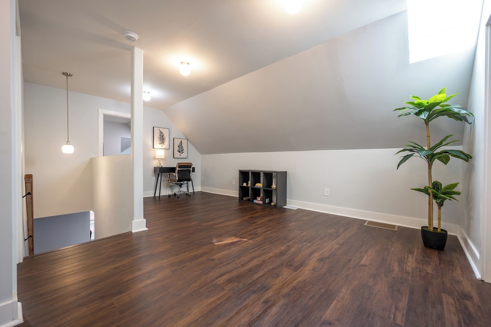 Spacious 5-Bedroom Blue Bungalow