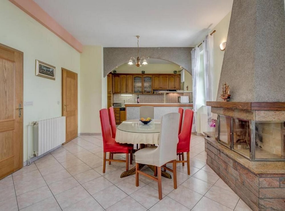 Charming Retreat Holiday Home Mravince With Pool