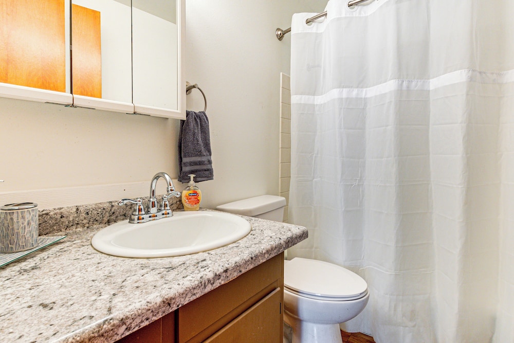 3 Mi to Lambeau Field: Ideally Located Townhome!