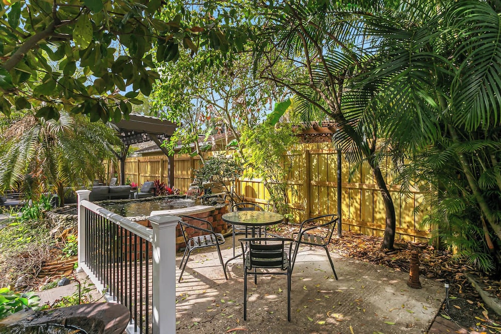 Pool House Oasis - Home for 6