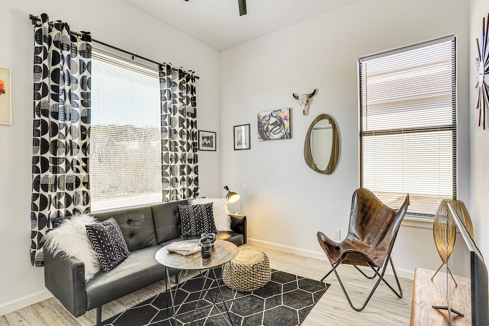 Walk to Lake: Modern Pet-friendly Home in Granbury