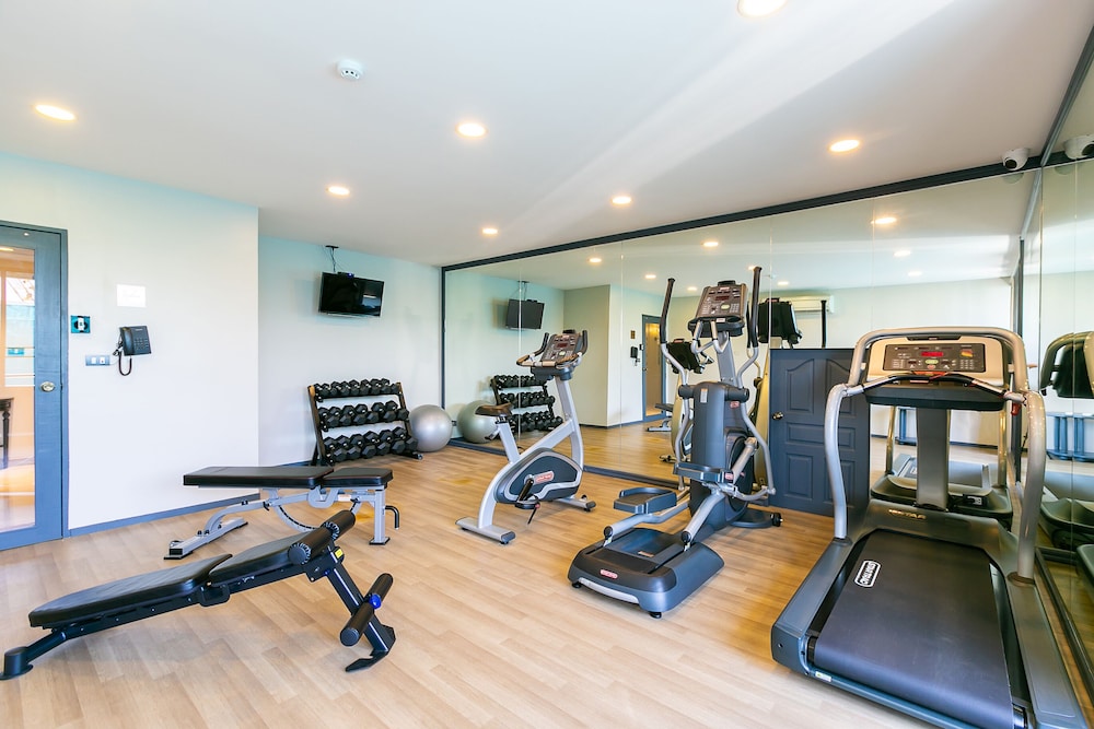 Your Private Oasis Stylish 2br With Spacious Living Room and Pool Access