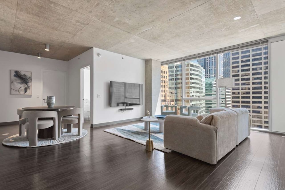 2BR Apt Stunning Views Steps to Michigan Avenue