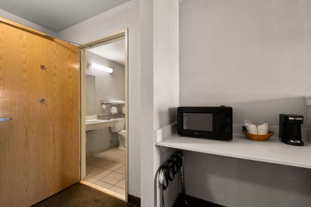 Rodeway Inn and Suites Tomahawk - Property Image 27