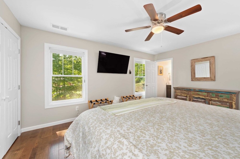 Sleeps 20, Entire Duplex Patio + Fire Pit 6 Minutes to Downtown Asheville