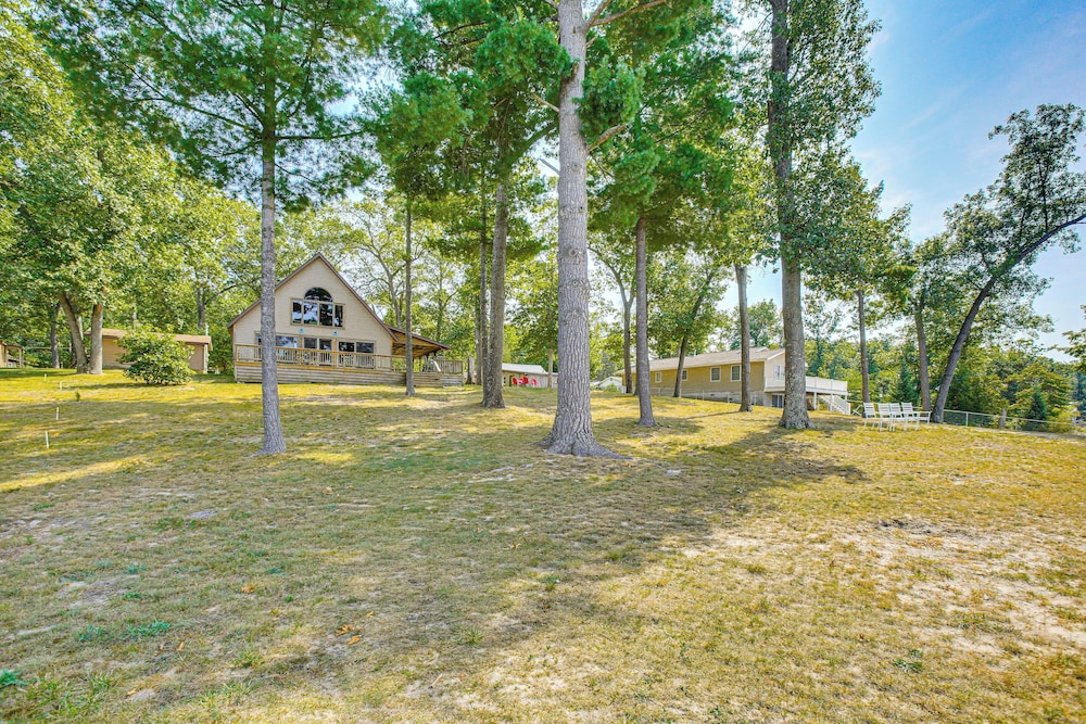 Peaceful Long Lake Cottage w/ Deck, Dock & Kayaks! view 4