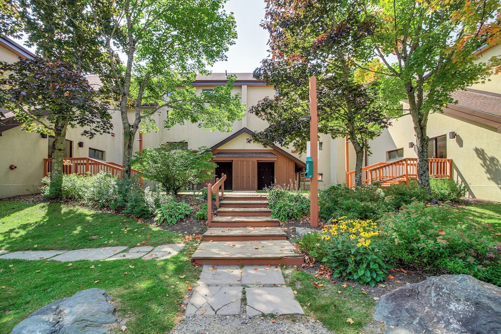 'bearfoot Apres' Mtn-view Condo < 1 Mi to Mt Snow!