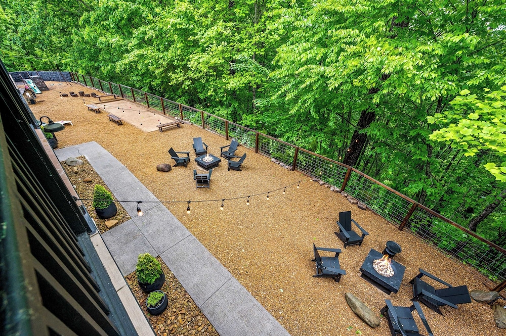 Arcade, Playground, Indoor Pool, Hot Tub, Firepit Minutes From Dollywood & National Parks 2 Firefly Mountain Suites by Avantstay