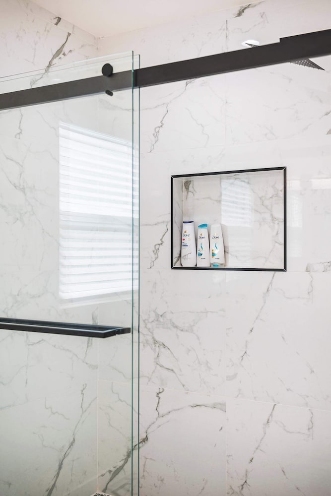 Not Affected by the Fire/spacious Modern Retreat w Luxury Amenities & Style