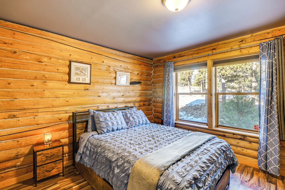 4 Mi to Fossil Beds: Private Log Cabin on 3 Acres